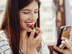 Tips Memilih Lip Serum untuk Atasi Bibir Gelap Hingga Pecah-pecah