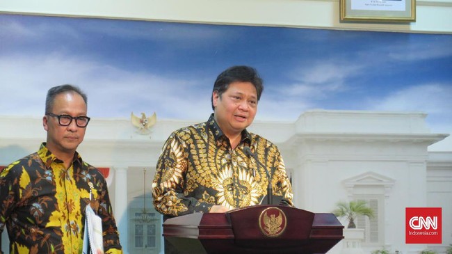 Menteri Koordinator Bidang Perekonomian Airlangga Hartarto bersama Menteri Perindustrian Agus Gumiwang Kartasasmita di Kompleks Istana Kepresidenan Jakarta, Kamis (28/11).