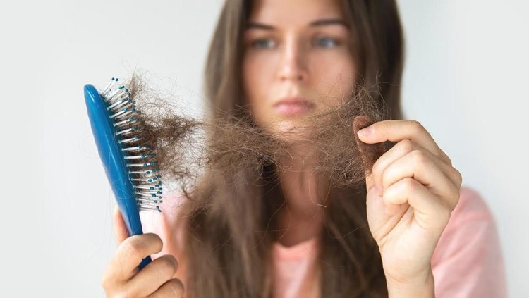 Mengalami rambut rontok setelah melahirkan? Itu hal yang wajar kok, Bun. Lihat cara mengatasinya di sini ya.