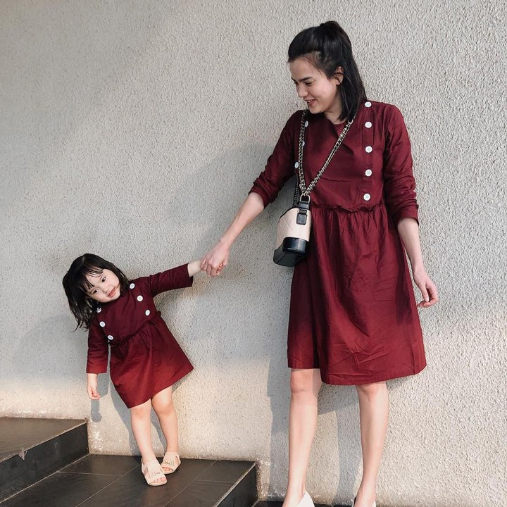 <p>Dress merah simpel yang digunakan Alice Norin dan Alita, membuat ibu dan anak ini terlihat sederhana namun elegan. (Foto: Instagram @alicenorin)</p>