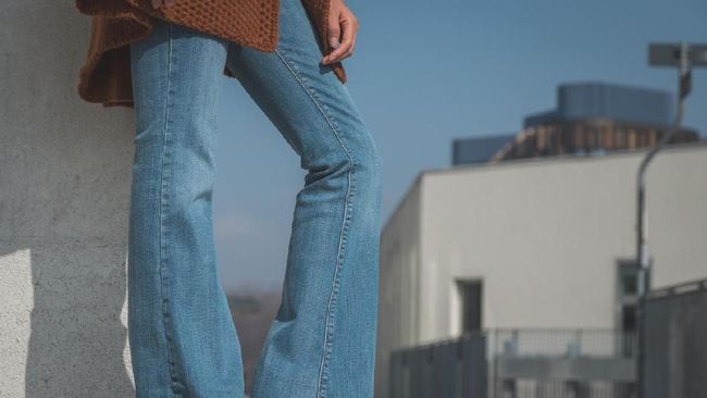 Ucapkan selamat tinggal pada celana skinny Anda, dan mulailah menggali kembali celana cutbray dari lemari Anda untuk tampil gaya.