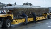 FOTO: Melihat dari Dekat Kapal Selam Penyelundup Kokain Sebuah kapal selam tak dikenal yang ditangkap di Kota Cangas, Galicia, Spanyol, memuat narkotika jenis kokain sebanyak tiga ton.