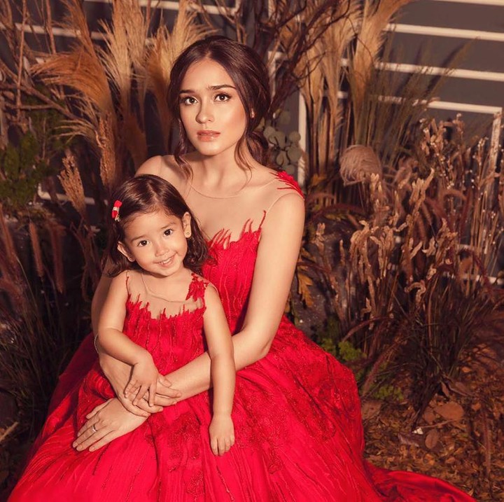 <p>Dengan gaun merah menyala ini, Yasmine Wildblood dan putrinya, Seraphina tampak begitu mempesona ya. (Foto: Instagram @yaswildblood.)</p>