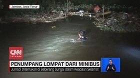 VIDEO: Penumpang Nekat Lompat dari Minibus