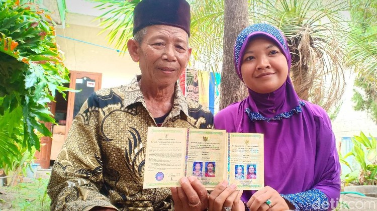 Dengan mas kawin Rp50 ribu, kakek 70 tahun mempersunting perempuan yang lebih muda 42 tahun darinya.