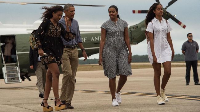Michelle memamerkan foto keluarga yang menunjukkan penampilan terbaru Malia dan Sasha, putrinya bersama Barack Obama. Foto itu pun mengundang banyak reaksi.