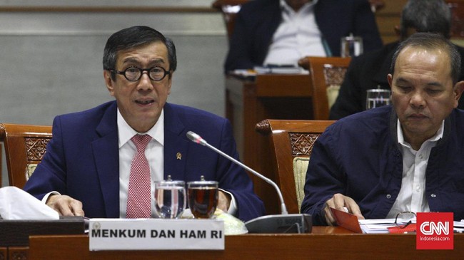 Menteri Hukum dan Hak Asasi Manusia (Menkum Ham) Yasonna Laoly saat mengikuti Rapat Kerja (Raker) dengan Komisi III DPR RI di Kompleks Parlemen, Senayan, Jakarta. Kamis (28/11/2019). Raker tersebut membahas Rencana Strategis Kementerian Hukum dan HAM dan Hasil pemeriksaan BPK RI smester I tahun 2019 dan tindak lanjut rencana undang - undang. CNN Indonesia/Andry Novelino