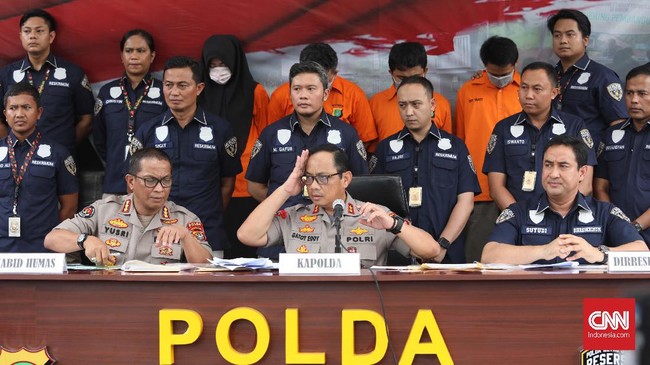 Polisi memburu dua orang buronan dalam kasus penipuan perumahan syariah. Polisi mengklaim telah mengantongi identitas dua buronan.