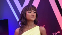 Pakai Gaun Warna Neon, Kulit Eksotis Marion Jola Banjir Pujian