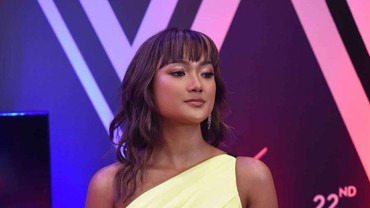 img-title Pakai Gaun Warna Neon, Kulit Eksotis Marion Jola Banjir Pujian