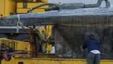 FOTO: Melihat dari Dekat Kapal Selam Penyelundup Kokain Sebuah kapal selam tak dikenal yang ditangkap di Kota Cangas, Galicia, Spanyol, memuat narkotika jenis kokain sebanyak tiga ton.
