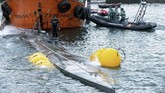 FOTO: Melihat dari Dekat Kapal Selam Penyelundup Kokain Sebuah kapal selam tak dikenal yang ditangkap di Kota Cangas, Galicia, Spanyol, memuat narkotika jenis kokain sebanyak tiga ton.