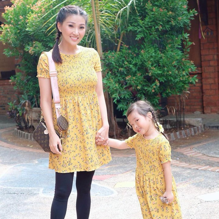 <p>Baju senada berwarna kuning yang dipakai Sarwendah dan Thalia ini semakin menunjukkan kesederhanaan keduanya ya. (Foto: Instagram @sarwendah29)</p>