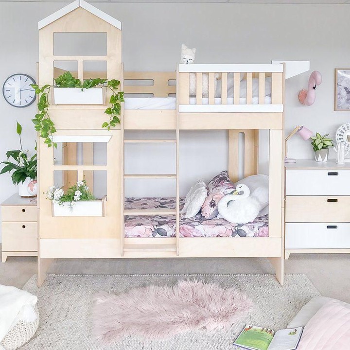 <p>Kasur bertema kayu dan dinding berwarna abu-abu muda ini nampak feminin untuk dua anak perempuan. Ornamen tanaman artifisial juga menambah kesan chic di kamar ini lho. (Foto: Instagram @kizhouse)</p>