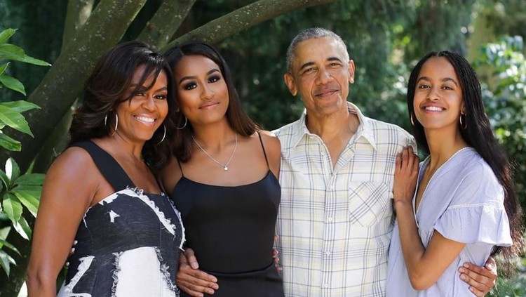 Jarang bisa lengkap karena kesibukan masing-masing, foto keluarga Barack Obama di acara Thanksgiving terbilang langka.