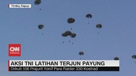 VIDEO: Aksi TNI Latihan Terjun Payung di Timika Papua