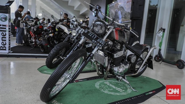 Ajang perdana Indonesia Internasional Motor Show (IIMS) Motobike Expo 2019 di Istora Senayan, Jakarta, Jumat, 29 November 2019. Pameran kendaraan roda dua yang diikuti belasan merek sepeda motor dan sejumlah bengkel modifikasi itu digelar 29 November - 1 Desember 2019. CNN Indonesia/Bisma Septalisma