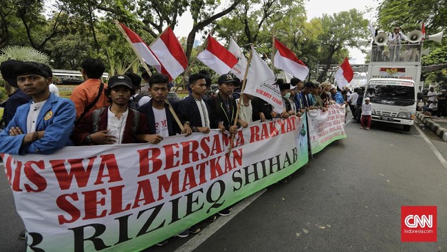 Massa menilai pemerintah menghalangi pemulangan Rizieq Shihab yang sejak 2017 berada di Arab Saudi.