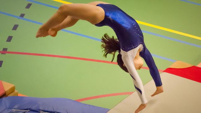 Lenting tangan atau handspring merupakan salah satu gerakan dalam senam lantai. Cara melakukan gerakan lenting tangan cukup mudah.