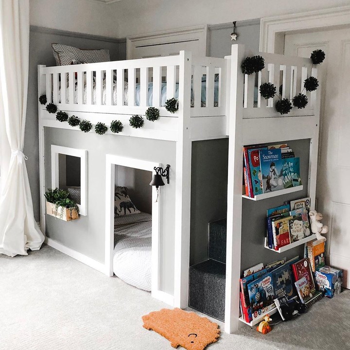 <p>Tempat tidur yang multifungsi seperti ini, merupakan solusi jika ruangan tidak terlalu besar untuk kamar anak-anak. Di sisi tempat tidur ada rak yang bisa dimanfaatkan untuk menyimpan koleksi buku anak-anak. Bentuknya yang menyerupai rumah juga membuat anak tertarik untuk tidur di kamarnya sendiri. (Foto: Instagram @gemgemsandbertie)</p>