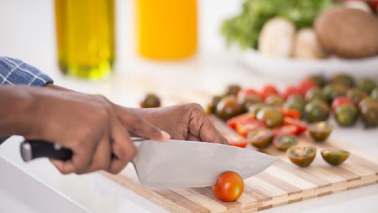 Pisau dapur yang teratur di asah dengan tepat bisa membuat bertahan selama bertahun-tahun. Mau tahu caranya, Bun?