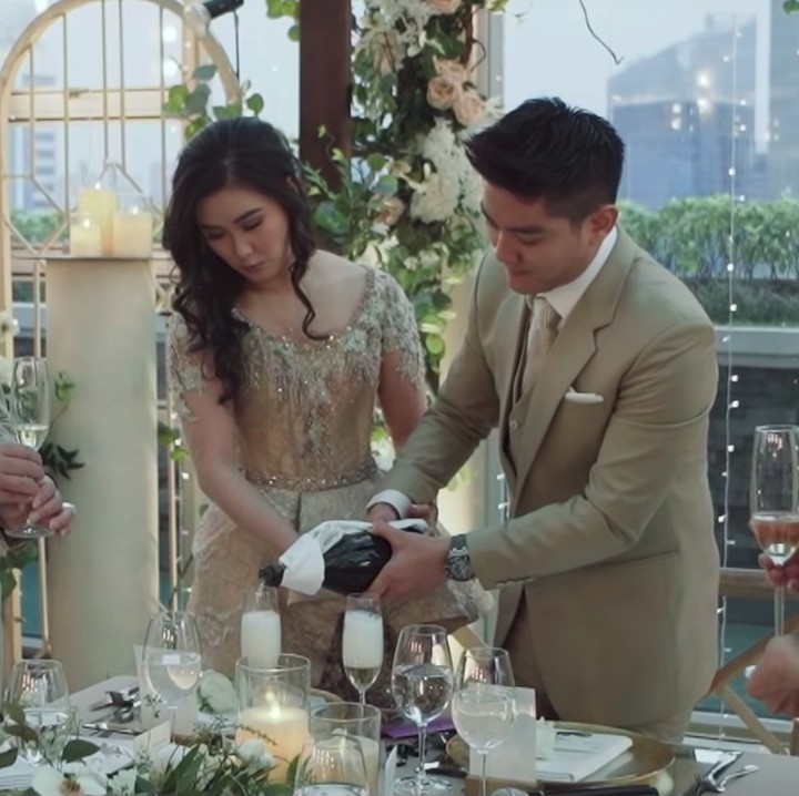 <p>Boy mengenakan setelan jas berwarna khaki sementara Karen mengenakan gaun brokat berwarna krem pastel. (Foto: YouTube/ Boy William)</p>