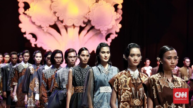 FOTO: Jiwa Iwan Tirta dalam Koleksi Batik 'Mataguru'