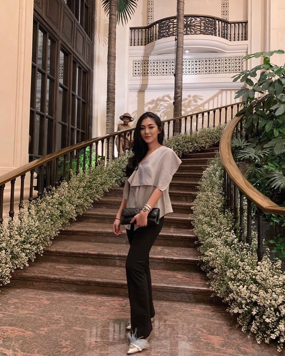 Shania Salsabila&comma; anak sulung dari Sarita Abdul Mukti dan juga kakak dari Shafa Harris mendadak jadi sorotan usai membuat Hotman Paris terpana di Instagram&period;