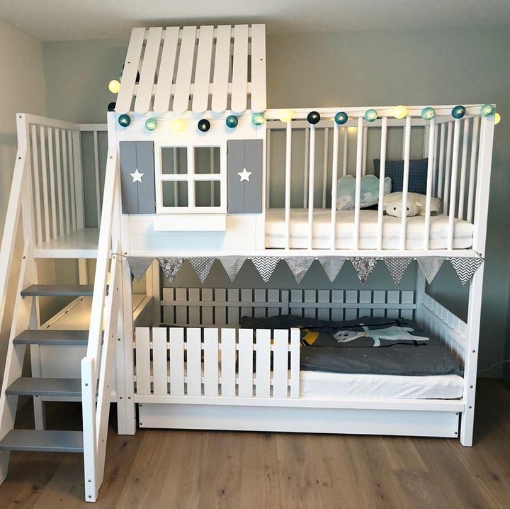 <p>Anak-anak ingin tidur di kasur tingkat tapi takut jatuh? Bunda bisa gunakan tempat tidur tingkat seperti ini. Anak tidak akan jatuh ketika tidur karena penghalang yang didesain seperti pagar. (Foto: Instagram @woodenlovesweden)</p>