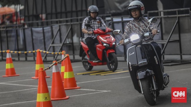 Sudah mengerti keseimbangan naik sepeda membantu belajar mengendarai sepeda motor, namun jika belum belajar juga bisa dilakukan.
