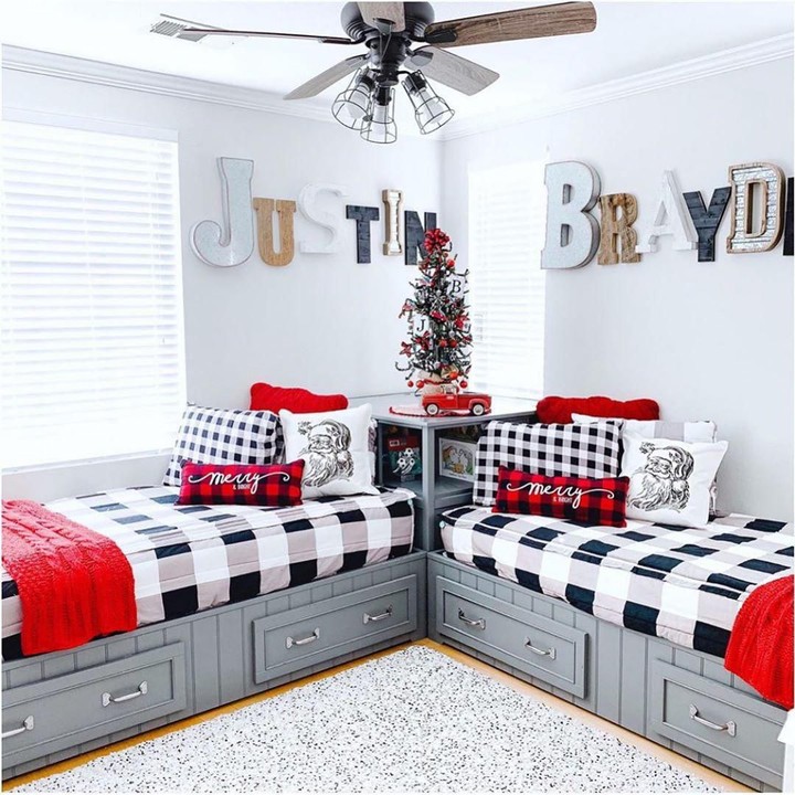 <p>Tidak tertarik dengan kasur tingkat? Bunda bisa menata kamar anak dengan posisi tempat tidur seperti ini. Jadi, anak-anak bisa memanfaatkan tempat kosong di tengah kamar untuk bermain atau pun belajar. (Foto: Instagram @bedrooms_of_insta)</p>