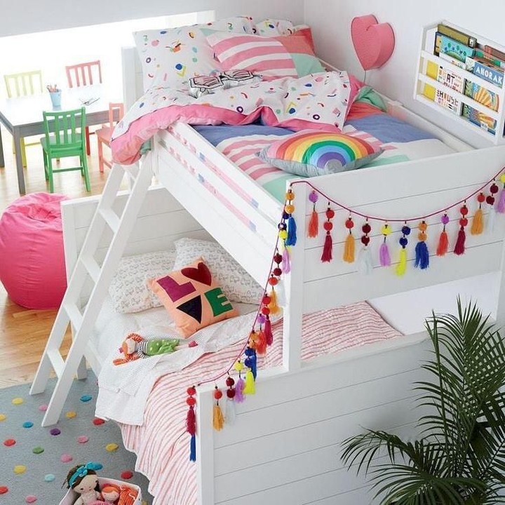 <p>Kalau punya dua anak perempuan, Bunda bisa ikuti dekorasi kamar bertema rainbow seperti ini. Kasur di bawah  bisa untuk si kakak yang sudah lebih besar dan kasur atas untuk adik yang lebih kecil. (Foto: Instagram @kiddiegram)</p>