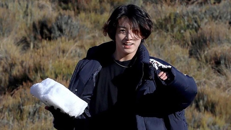 Jungkook BTS berhasil menempati posisi teratas pria tampan sedunia versi TC Candler. Maknae BTS ini memang terkenal dengan visualnya yang tampan.