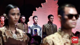 FOTO: Jiwa Iwan Tirta dalam Koleksi Batik 'Mataguru'