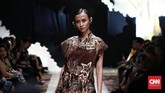 FOTO: Jiwa Iwan Tirta dalam Koleksi Batik 'Mataguru' Iwan Tirta Private Collection menghadirkan ruh sang maestro batik Iwan Tirta dalam peragaan tiga babak koleksi busana 'Mataguru'.