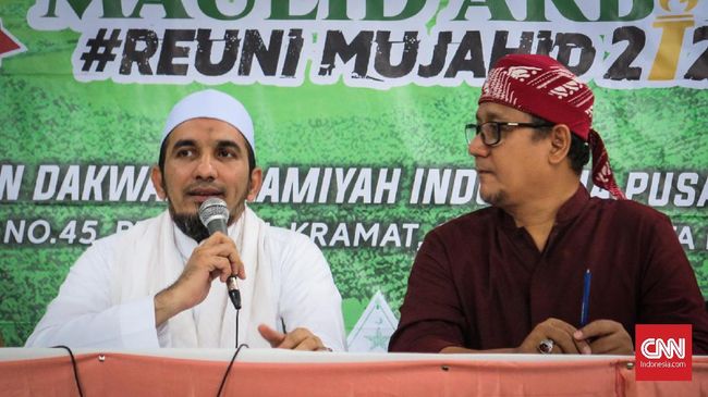 Ketum FPI Ajak Tito Bertemu Bahas NKRI Bersyariah dan AD/ART Ketua Umum FPI Sobri Lubis ingin menjelaskan secara langsung konsep NKRI Bersyariah kepada Mendagri Tito Karnavian agar tidak ada salah paham.