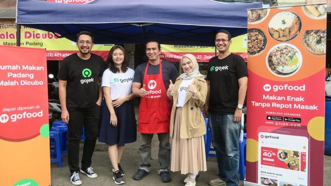 Sejak menjadi partner GoFood, omzet penjualan Malah Dicubo meningkat sekitar 40-50 persen. Dalam sehari Rumah Makan Padang itu bisa menjual 750-1.000 porsi.