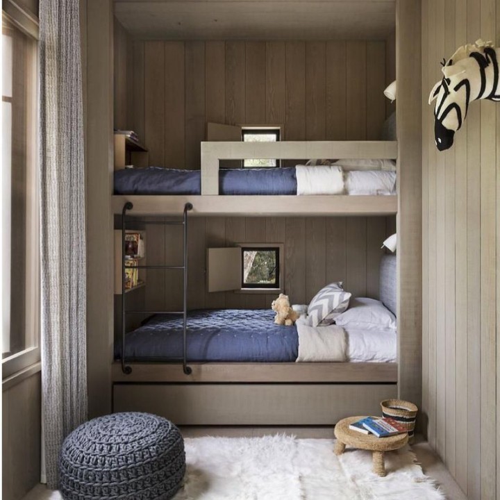 <p>Kasur tingkat yang menempel di dinding seperti ini dapat menghemat tempat, karena berada di sudut ruangan. Kamar ini bisa untuk dua orang anak. (Foto: Instagram @addiction_decor)</p>