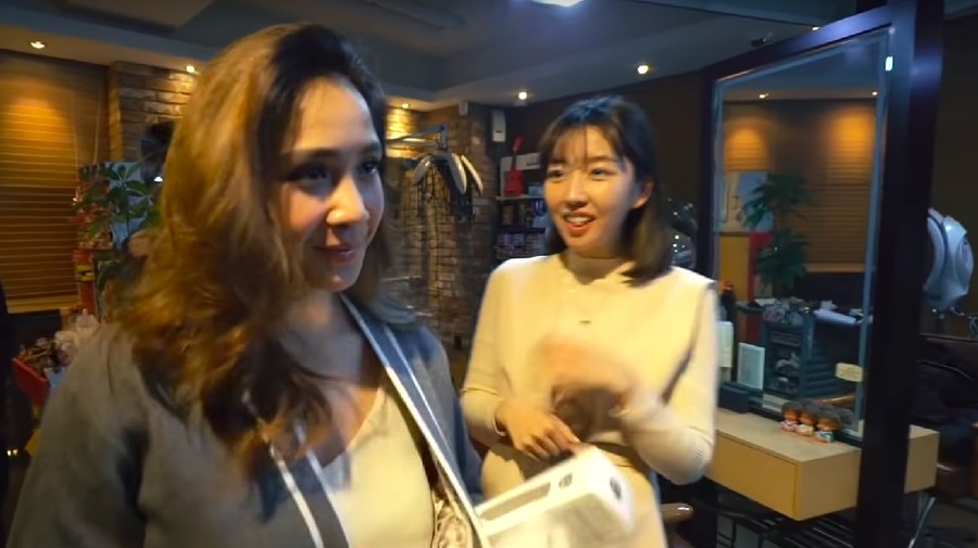 Warnai rambut di Korea, Nagita Slavina senang dengan penampilan barunya.