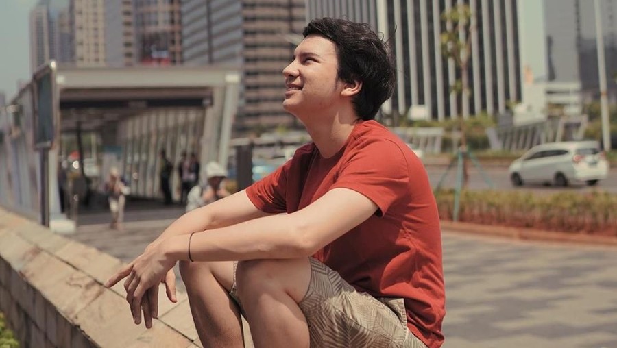 Penjelasan Endy Arfian perihal kabar ciuman dengan Prilly Latuconsina yang dibeberkan Safira Crespin.