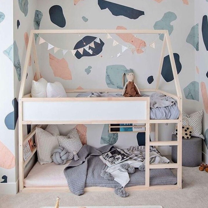 <p>Kasur tingkat yang tidak terlalu tinggi adalah solusi untuk anak-anak yang belum terlalu besar. Anak tidak takut terjatuh ketika naik ke tempat tidur atas karena tidak terlalu tinggi. (Foto: Instagram @brewsters_pg)</p>