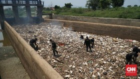 Tumpukan Sampah Sumbat Aliran Sungai Cikeruh Bandung