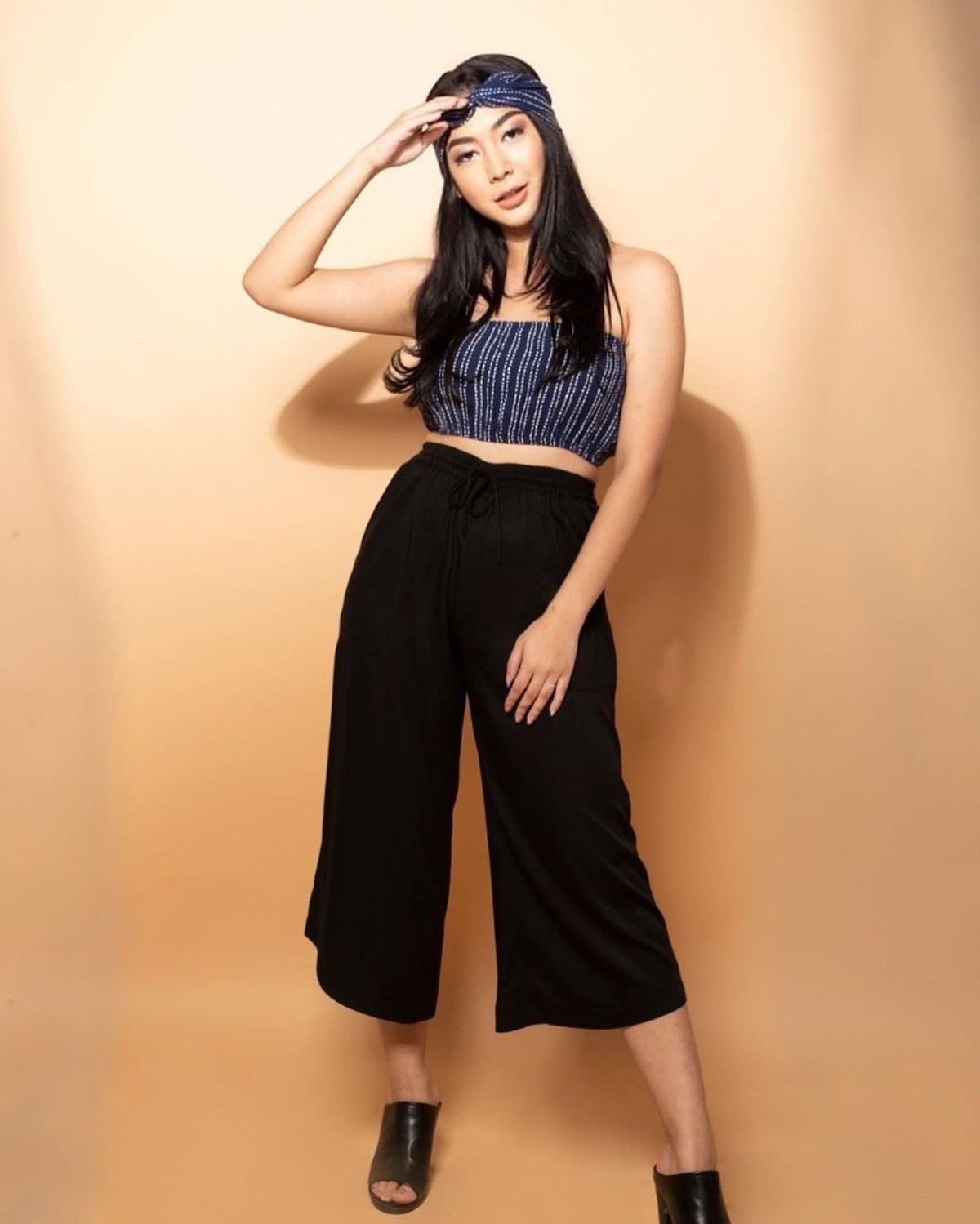 Shania Salsabila&comma; anak sulung dari Sarita Abdul Mukti dan juga kakak dari Shafa Harris mendadak jadi sorotan usai membuat Hotman Paris terpana di Instagram&period;