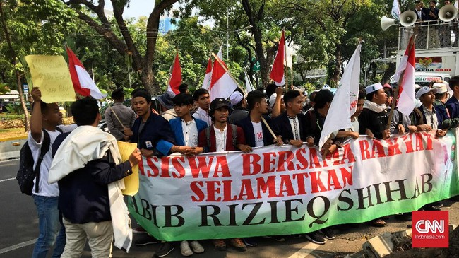 Massa dari Front Mahasiswa Islam (FMI) membubarkan diri setelah audiensi di Kemenko Polhukam terkait pemulangan Rizieq Shihab.