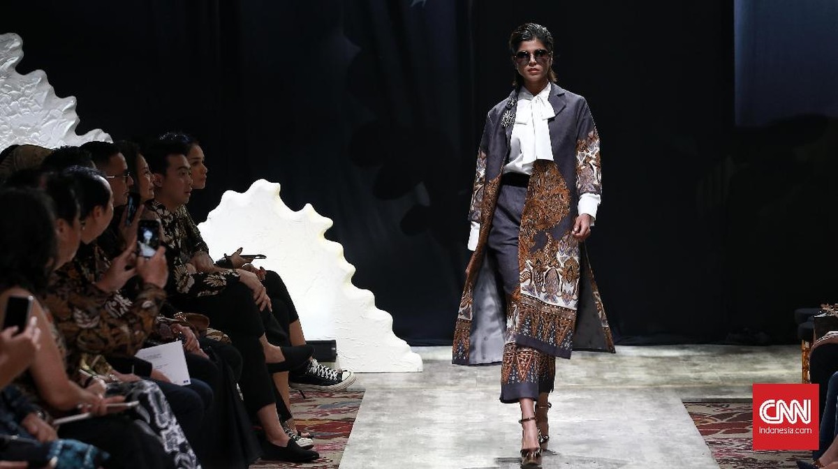 FOTO: Jiwa Iwan Tirta dalam Koleksi Batik 'Mataguru'