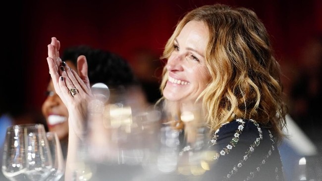 Kebahagiaan Pep Guardiola semakin lengkap setelah aktris idolanya Julia Roberts mengucapkan selamat usai Manchester City juara Liga Champions.