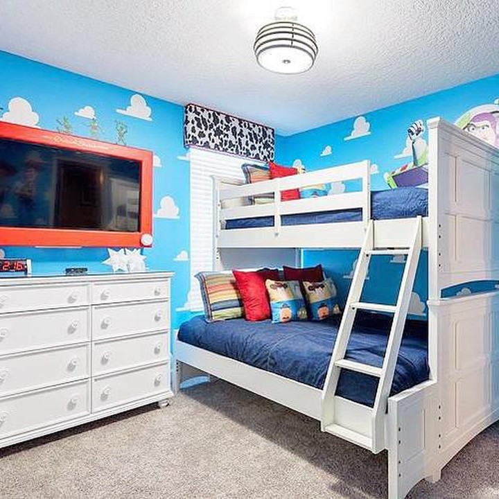 <p>Desain kamar tidur ini cocok untuk dua anak laki-laki. Kombinasi antara gambar langit ditambah ornamen kartun, serta furnitur berwarna putih terlihat serasi ya, Bun. (Foto: Instagram @queroessequarto)</p>