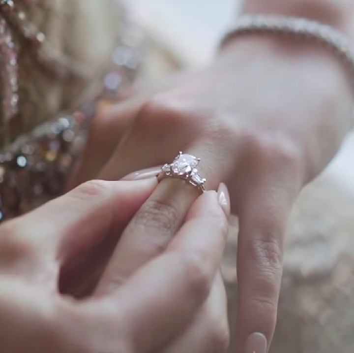 <p>Tak ketinggalan, Boy William memberikan cincin berlian dan kalung berlian pada Karen Vendela. (Foto: YouTube/ Boy William)</p>