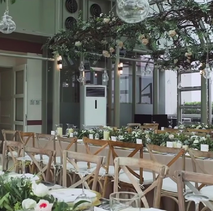 <p>Dekorasi pestanya begitu cantik dengan sentuhan rustic dan floral. Banyak bunga mawar putih yang menghiasi meja. (Foto: YouTube/ Boy William)</p>