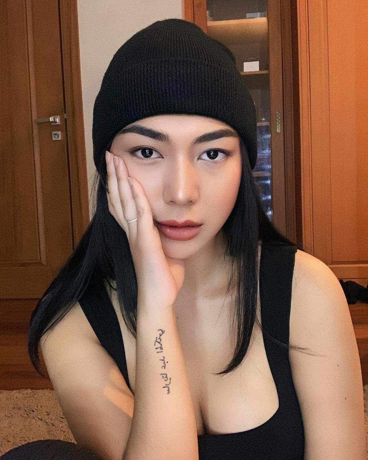 Shania Salsabila&comma; anak sulung dari Sarita Abdul Mukti dan juga kakak dari Shafa Harris mendadak jadi sorotan usai membuat Hotman Paris terpana di Instagram&period;